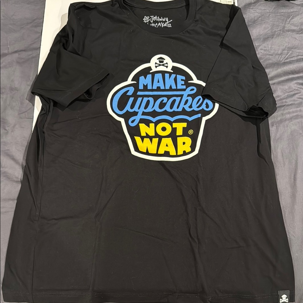 Johnny Cupcakes Make Cupcakes Not War Ukraine Shirt XXL